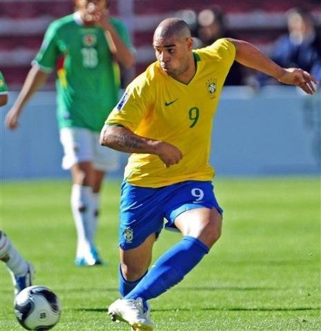 Adriano sai machucado e pode n&atilde;o enfrentar a Venezuela