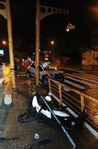 Ve&iacute;culo colide em corredor de &ocirc;nibus na Capital