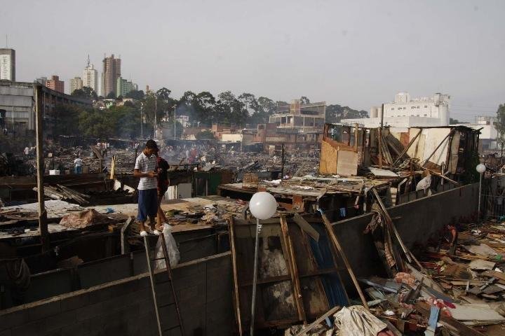 Desabrigados voltam a ocupar favela que pegou fogo em S&atilde;o Paulo