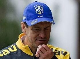 Dunga ainda tem d&uacute;vidas para montar grupo para a Copa