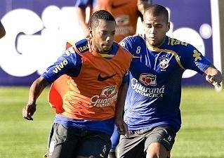 Robinho (E) deve voltar aos gramados em 10 dias
