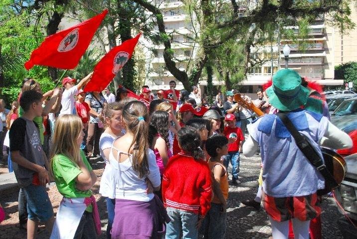Crian&ccedil;as sem-terra protestam na Capital e interior do RS