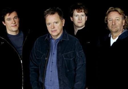 Baixista do New Order chama Morrissey de idiota