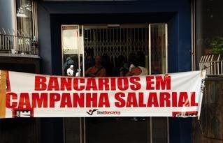 Banc&aacute;rios da Caixa decidem manter greve