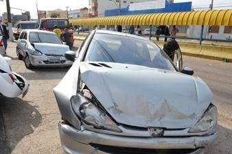 Tr&acirc;nsito volta ao normal na Prot&aacute;sio Alves ap&oacute;s engavetamento 