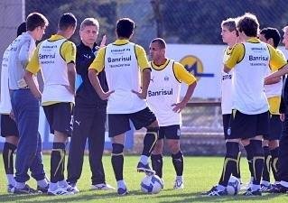 Autuori tem longa conversa com jogadores antes de treino
