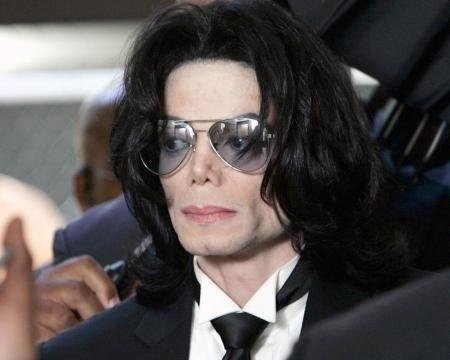 Cabelo queimado de Michael Jackson vai a leil&atilde;o