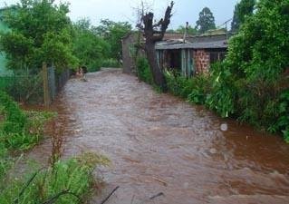 Chuva forte alaga ruas e casas em Santo &Acirc;ngelo