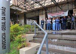 Servidores federais fazem ato p&uacute;blico e paralisam atividades por 48h