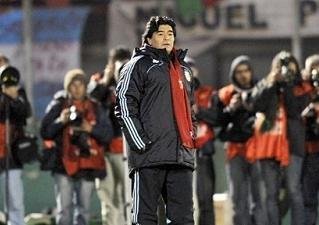 Apesar da vaga, Maradona continua sob press&atilde;o