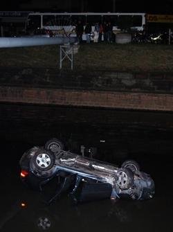 Carro perde o controle e cai no Arroio Dil&uacute;vio