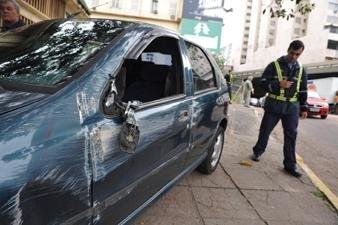 Ve&iacute;culo capota no viaduto da Concei&ccedil;&atilde;o ap&oacute;s colis&atilde;o 