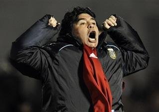 Maradona pede perd&atilde;o, mas apenas &agrave;s mulheres