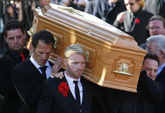 F&atilde;s homenageiam cantor de Boyzone em funeral