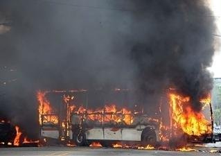 Traficantes incendeiam 10 &ocirc;nibus no Rio de Janeiro