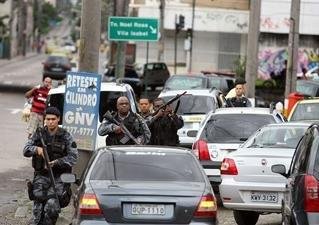 Pol&iacute;cia faz cerco em quatro favelas cariocas