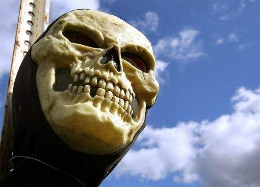 Moradores de condom&iacute;nio confundem vizinho morto com boneco de Haloween