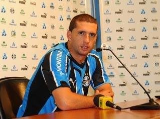 Rockenbach diz que n&atilde;o pensa nos cart&otilde;es amarelos