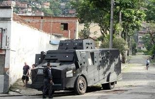 Policiais oferecem recompensa para informa&ccedil;&otilde;es sobre quem atirou em helic&oacute;ptero
