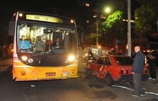 &Ocirc;nibus e autom&oacute;vel se envolvem em acidente no Bairro Monserrat, em Porto Alegre