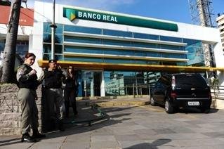 Ag&ecirc;ncia banc&aacute;ria &eacute; assaltada em Porto Alegre 