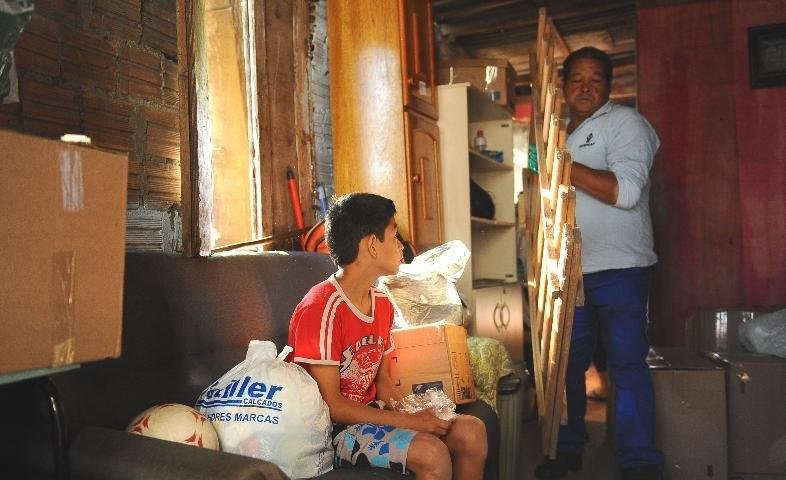 Fam&iacute;lias come&ccedil;am a ser removidas da Vila Dique