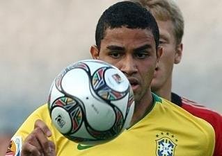 Alan Kardec (C) vira op&ccedil;&atilde;o para o ataque do Inter