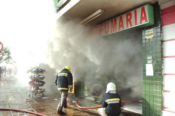 Fogo &eacute; controlado em farm&aacute;cia pr&oacute;xima ao HPS
