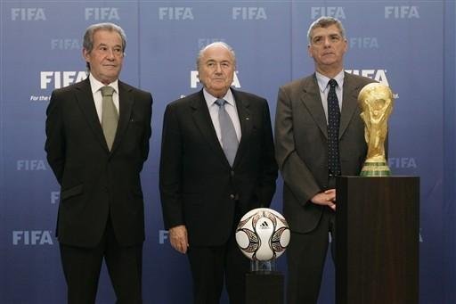 Blatter (C) pretende concorrer a reelei&ccedil;&atilde;o na Fifa