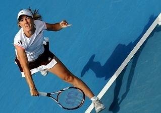 Justine Henin confirma volta &agrave;s quadras em Brisbane