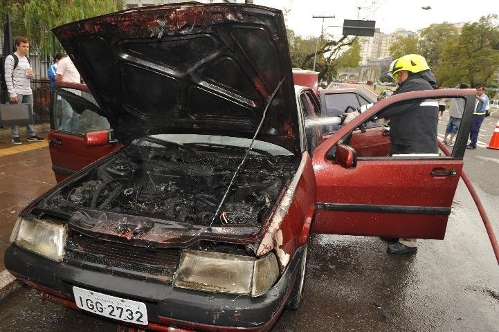 Carro incendeia no Centro de Porto Alegre