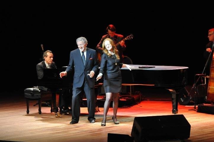 Tony canta com a filha Antonia