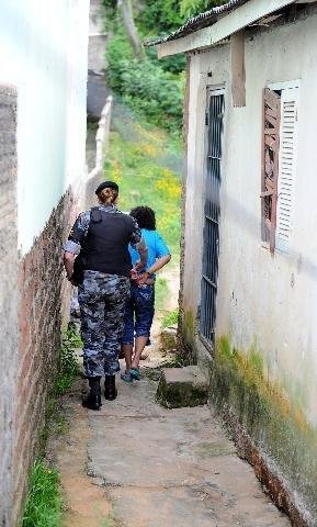 Opera&ccedil;&atilde;o com 700 PMs prende traficantes