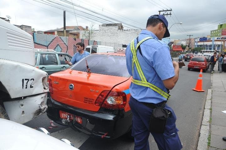 Caminh&atilde;o perde freio e colide contra seis carros