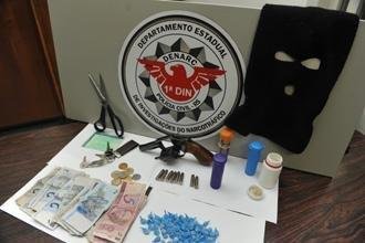 Denarc apreende cerca de 80 pedras de crack com casal em Canoas