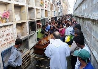 Corpos de oper&aacute;rios soterrados ap&oacute;s deslizamento s&atilde;o sepultados em Caxias
