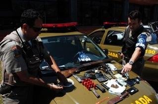 Pol&iacute;cia apreende armas e drogas em vila de Porto Alegre