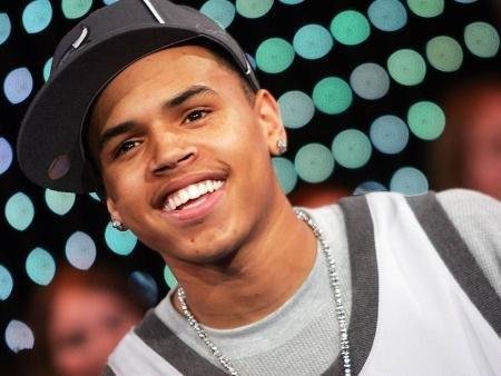 Chris Brown pede desculpas a Rihanna publicamente