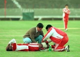 Hist&oacute;ria do cl&aacute;ssico j&aacute; teve at&eacute; jogador com a perna enfaixada para despistar advers&aacute;rio