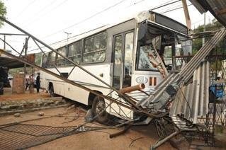 &Ocirc;nibus invade casa na zona Leste de Porto Alegre