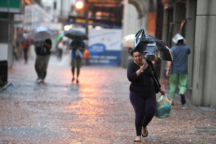 Cerca de 15 sinaleiras n&atilde;o funcionam em Porto Alegre