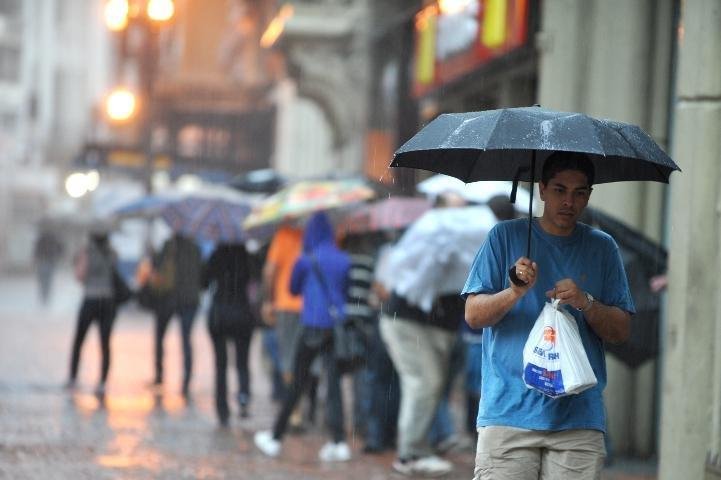 Mais de 15 mil pessoas est&atilde;o sem luz no Estado