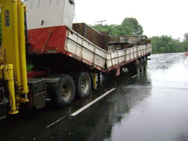 Carreta se parte na BR-386, em Montenegro