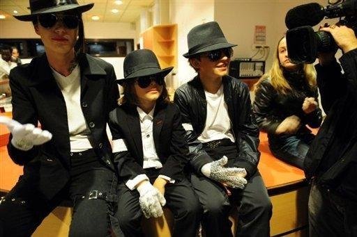 F&atilde;s de Michael Jackson dan&ccedil;am "Thriller" ao redor do mundo