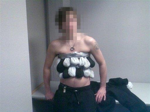 Homem &eacute; preso com 14 cobras amarradas ao corpo na Noruega