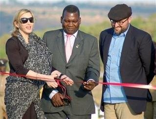 Madonna constr&oacute;i escola para meninas no Malau&iacute;