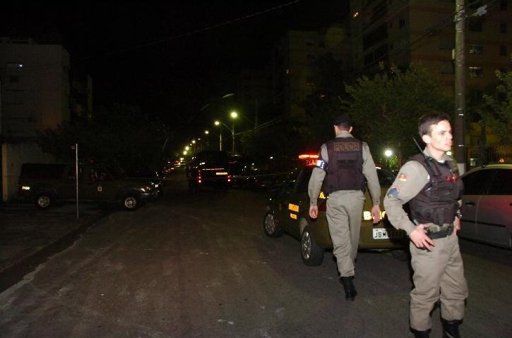 Mulher fugiu pela sacada e chamou a pol&iacute;cia