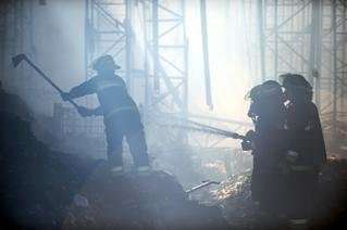 Inc&ecirc;ndio destr&oacute;i bazar na zona Norte de Porto Alegre 