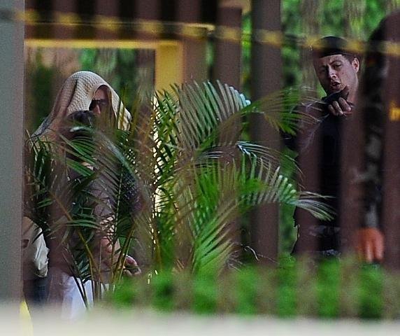 Ex-namorada de sequestrador caminha em dire&ccedil;&atilde;o a viatura