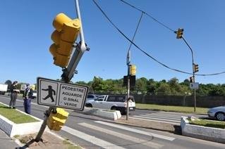 Caminh&atilde;o colide contra sem&aacute;foro na zona Norte de Porto Alegre